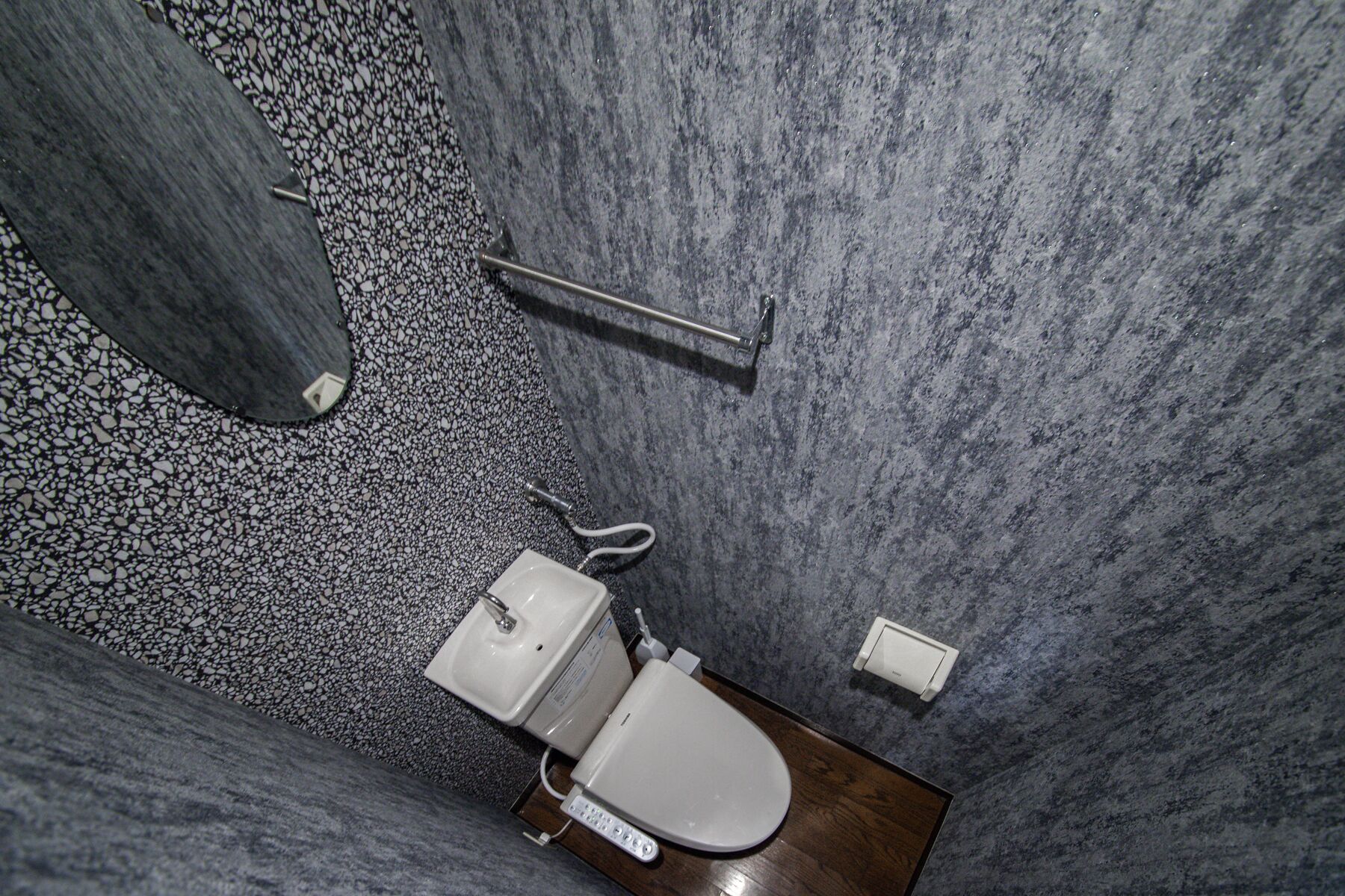 Habitación empresarial - 1 cama matrimonial o 2 individuales | Baño | Pantuflas, bidet electrónico, toallas, papel de baño 