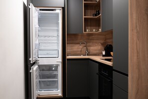 Mikrowelle, Ofen, Herdplatte, Wasserkocher mit Kaffee-/Teezubehör