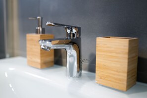 Douche, bidet, serviettes fournies, savon