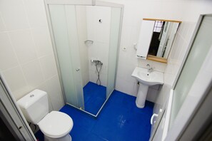 Dutxa, capçal de dutxa tipus cascada, assecador de cabells i sabatilles 