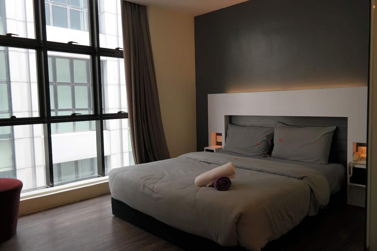 Habitación estándar doble | Escritorio, tabla de planchar con plancha, wifi gratis y ropa de cama