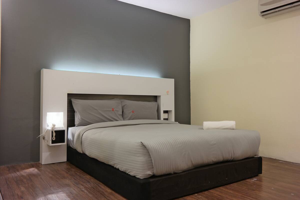 Habitación básica doble | Escritorio, tabla de planchar con plancha, wifi gratis y ropa de cama