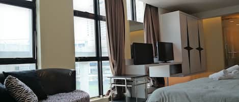 Bureau, fer et planche à repasser, Wi-Fi gratuit, draps fournis