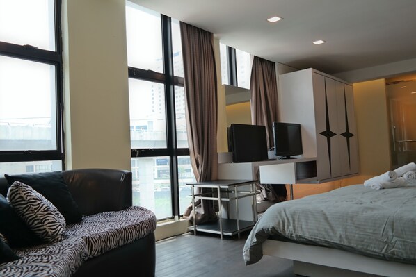 华丽四人房 | 办公桌、熨斗/熨板、免费 WiFi、床单