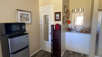 Réfrigérateur, micro-ondes, four, cafetiÚre/bouilloire
