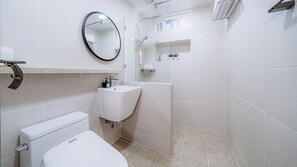 A modern bathroom with a toilet, sink, and shower. - dal geulim goun (Chuncheon)