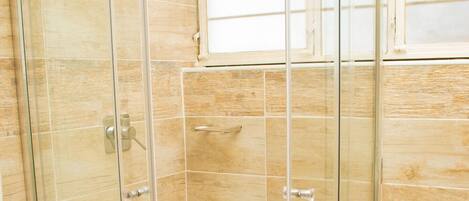 Kostenlose Toilettenartikel, Handtücher, Seife, Shampoo