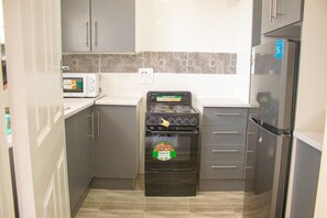 Grand réfrigérateur, micro-ondes, nécessaire de nettoyage