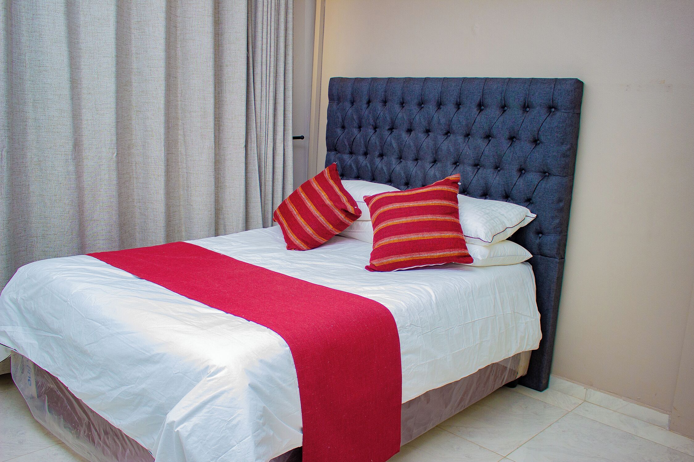 Apartamento ejecutivo | Colchones con acolchado adicional y escritorio