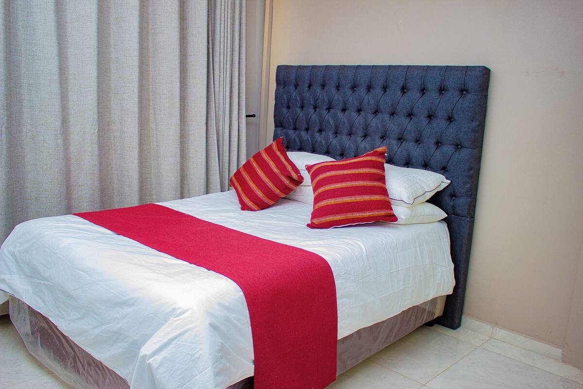 Executive Apartment | Pillowtop beds, desk, iron/ironing board, WiFi (free)