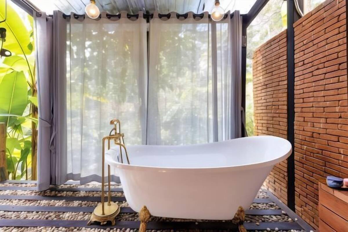 Salle de bain | Ensemble baignoire-douche, articles de toilette (gratuits)