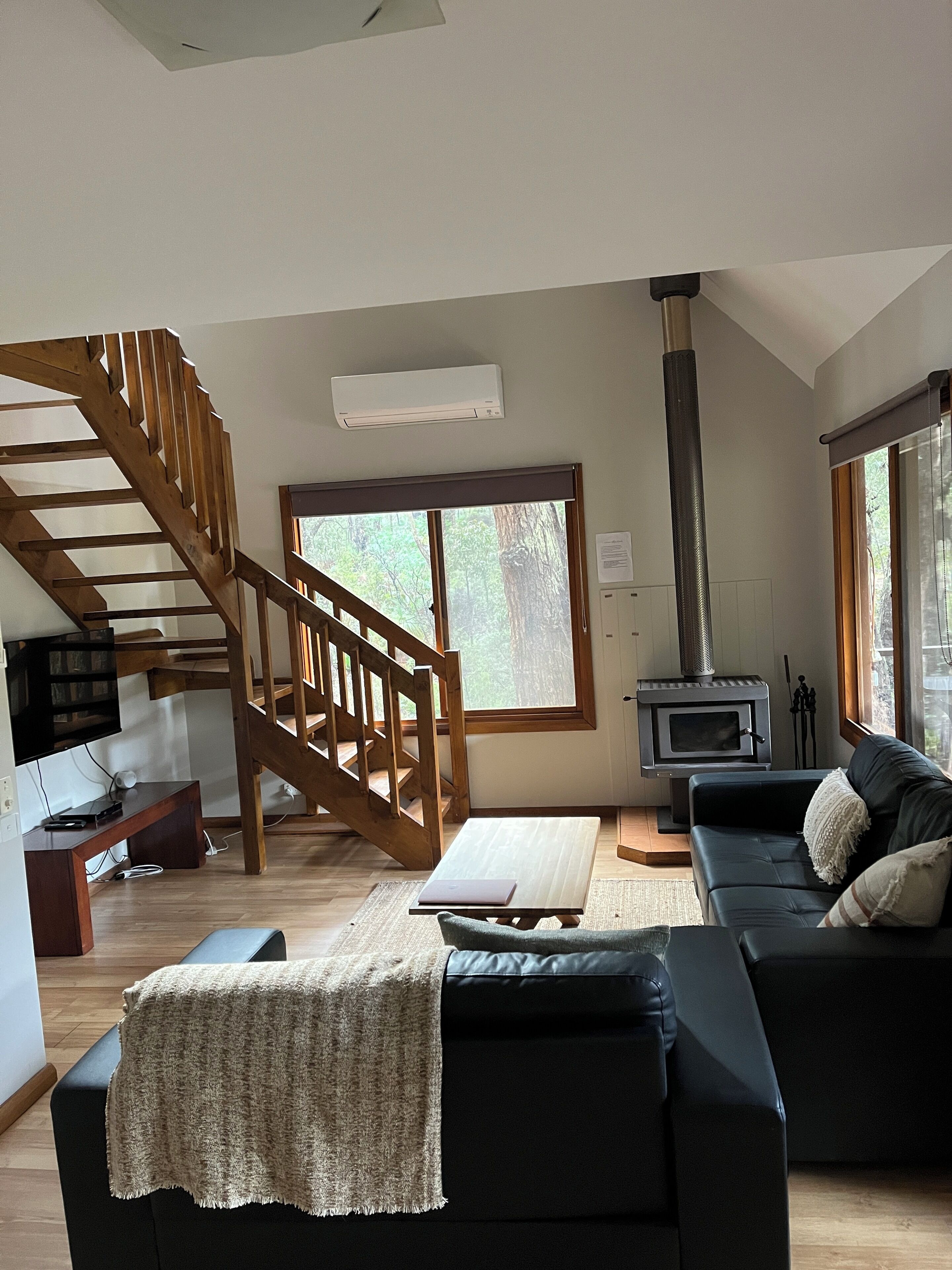 Familie chalet, 4 slaapkamers, toegankelijk voor mindervaliden, uitzicht op tuin | Woonruimte | Een 32-inch smart-tv met digitale zenders en een televisie