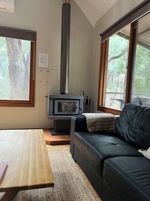 Familienchalet, 4 Schlafzimmer, barrierefrei, Gartenblick | Wohnbereich | 32-Zoll-Smart-TV mit Digitalempfang, Fernseher, Kamin