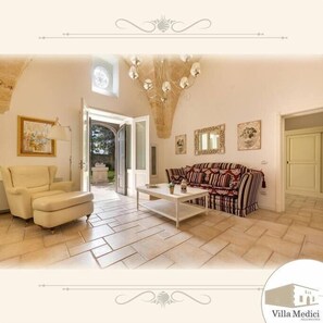 Televisión, chimenea y tenis de mesa 