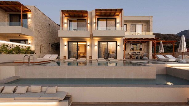 Una moderna casa a due piani con piscina, area relax esterna e un pergolato.