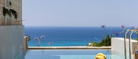 Een verwarmd zwembad