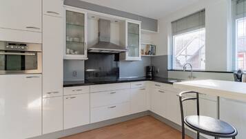 Réfrigérateur, micro-ondes, plaque de cuisson, lave-vaisselle