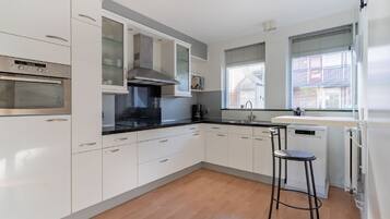 Fridge, microwave, stovetop, dishwasher