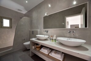 Honeymoon-Apartment | Badezimmer | Dusche, Regendusche, kostenlose Toilettenartikel, Haartrockner