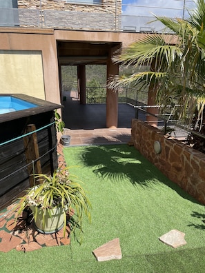 Bañera de hidromasaje al aire libre