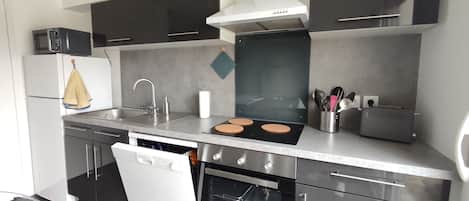 Refrigerador, microondas, horno y parrilla de estufa