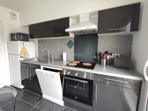 Réfrigérateur, micro-ondes, four, plaque de cuisson