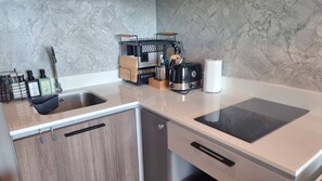 Frigorifero, microonde, piano cottura, lavastoviglie