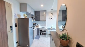 ثلاجة، ميكروويف، موقد طهي مسطح، غسالة أطباق