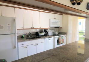 ثلاجة، ميكروويف، فرن، موقد طهي مسطح