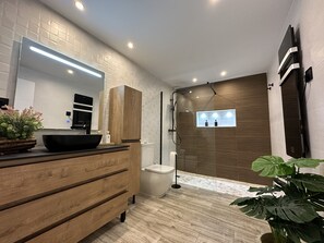 Jetted tub, hair dryer, towels, soap