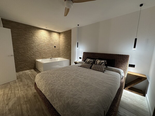 1 bedroom, bed sheets - Luxury apartment with private pool and hot tub in the bedroom (Burguillos de Toledo)