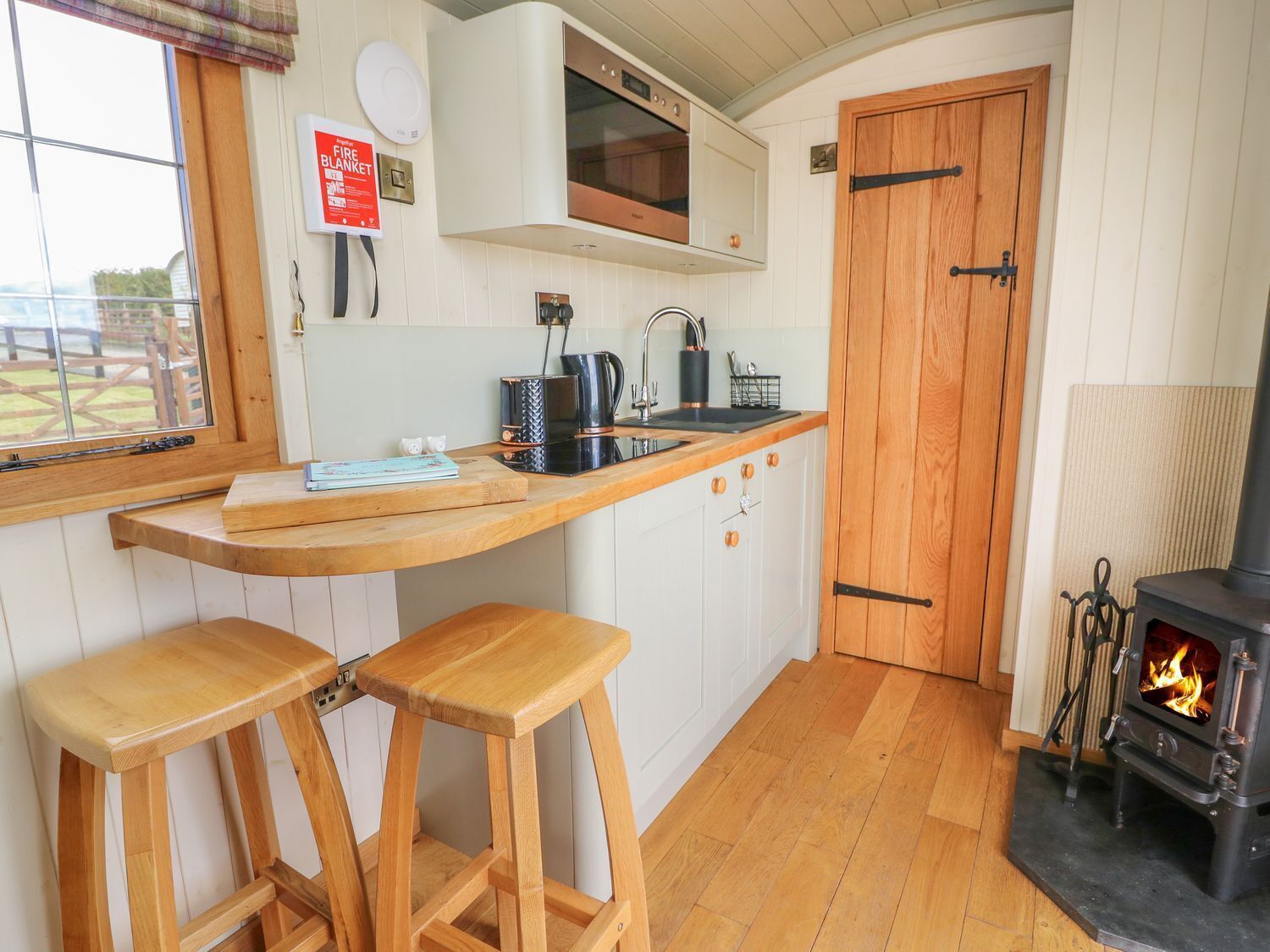 Kylskåp och grytor/köksredskap