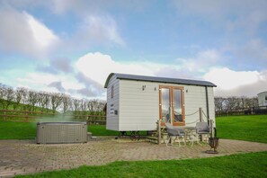 Outdoor spa tub - Highland View -  a shepherds hut that sleeps 2 guests  in 1 bedroom (Rhayader)