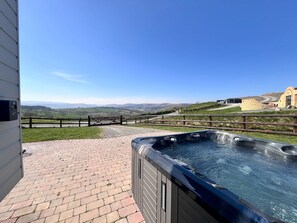 Terrace/patio - Highland View -  a shepherds hut that sleeps 2 guests  in 1 bedroom (Rhayader)