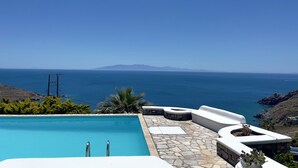 Une piscine avec vue sur l’océan et les montagnes.