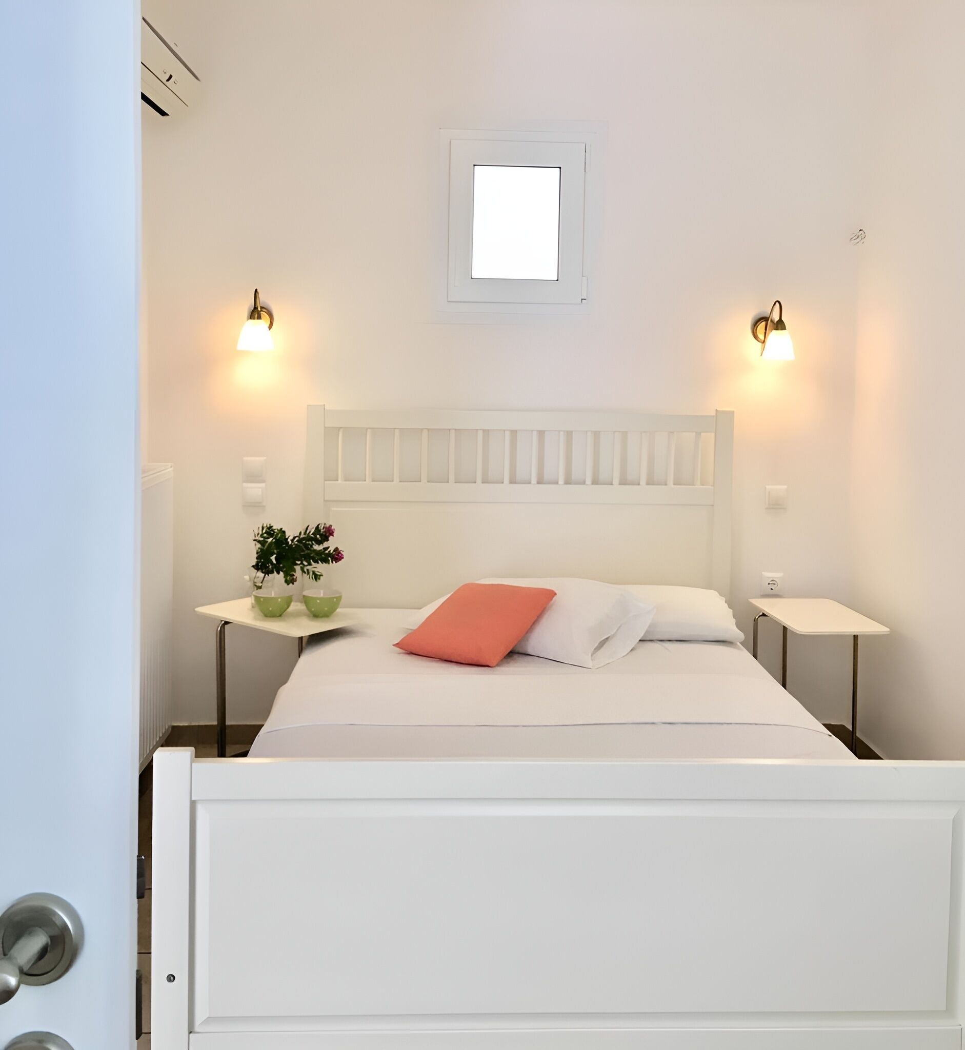 Hypo-allergenic bedding, in-room safe, soundproofing