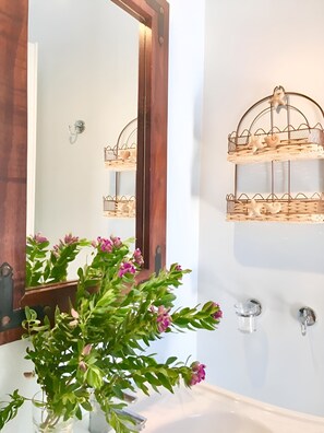 基础公寓, 1 间卧室 | 浴室 | 名牌洗护用品、吹风机、拖鞋、毛巾