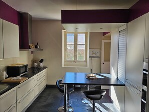 Fridge, microwave, oven, stovetop - Exceptional house with 2 large gardens near center of Nantes. 31 people max. (Nantes)