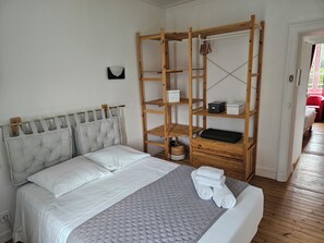 11 bedrooms, iron/ironing board, travel cot, WiFi - Exceptional house with 2 large gardens near center of Nantes. 31 people max. (Nantes)
