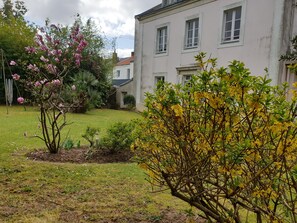 Property grounds - Exceptional house with 2 large gardens near center of Nantes. 31 people max. (Nantes)