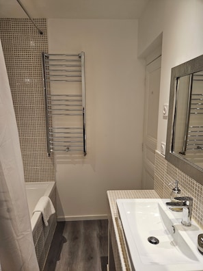 Douche, sèche-cheveux, serviettes fournies, savon