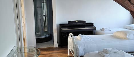 11 Schlafzimmer, Bügeleisen/Bügelbrett, Reisekinderbett, WLAN