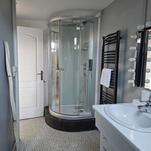 Douche, sèche-cheveux, serviettes fournies, savon