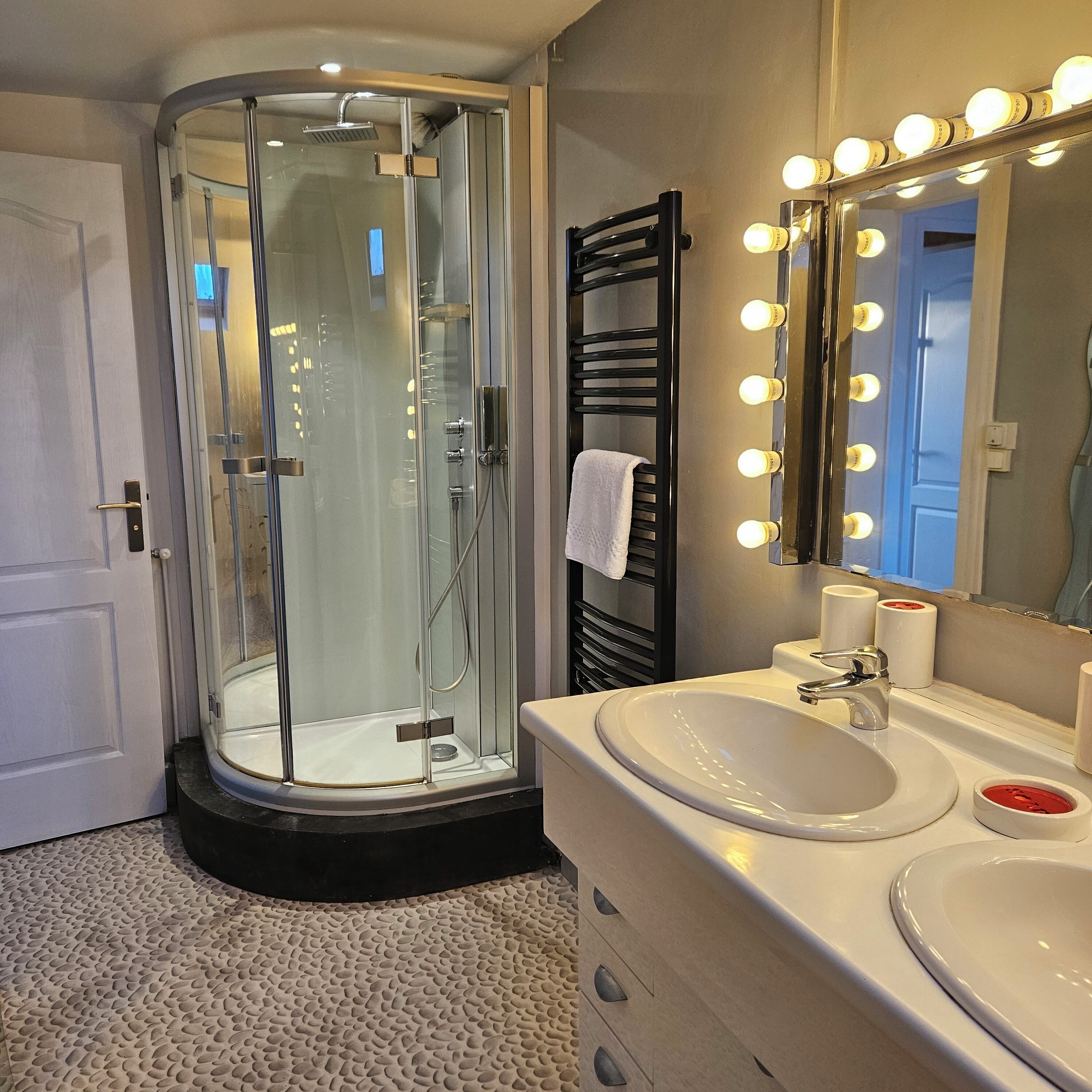 Douche, séchoir à cheveux, serviettes fournies, savon