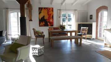 Smart-TV, DVD-Player, Bücher, Musikbibliothek
