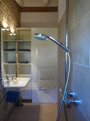 Dusche, Haartrockner, Handtücher