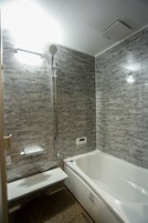 Bañera con ducha, secador de pelo, toallas