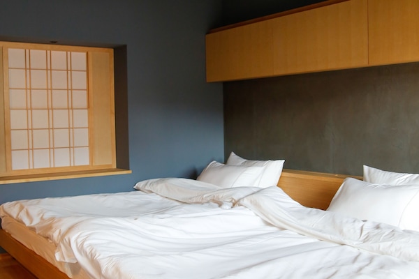 House | Blackout curtains, free WiFi, bed sheets