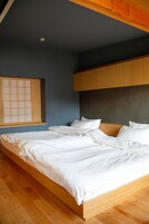 House | Blackout drapes, free WiFi, bed sheets