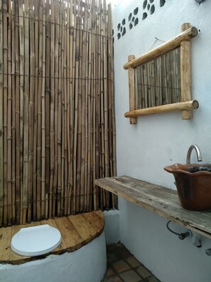 Basic Cabin | Bathroom